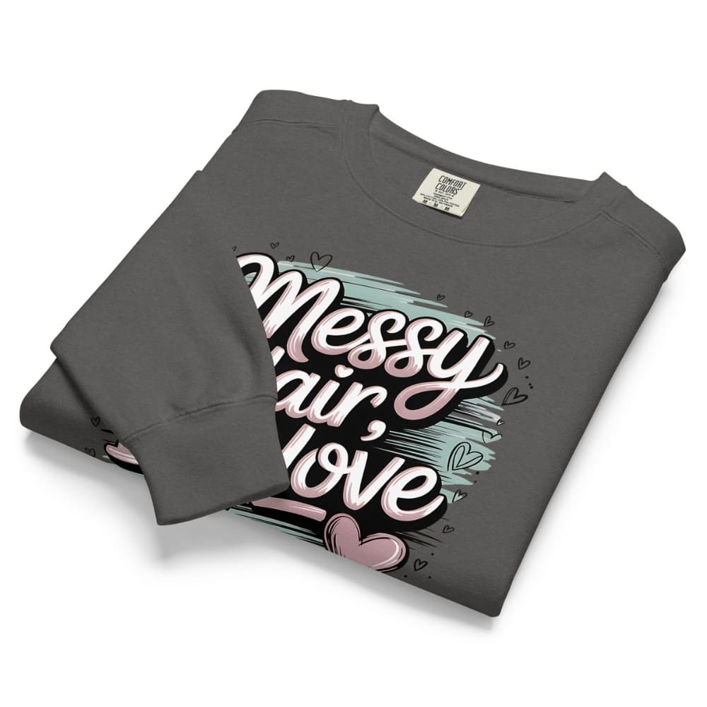 Pastel brushstroke design with “Messy Hair, Big Love” printed text on a vintage garment-dyed sweatshirt – cozy fleece for moms and creators