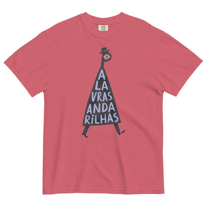 A coral pink short-sleeve crewneck t-shirt featuring a graphic illustration of a figure in a black hat and coat with the Portuguese text 'A LA VRAS ANDA RILHAS' printed vertically in white.