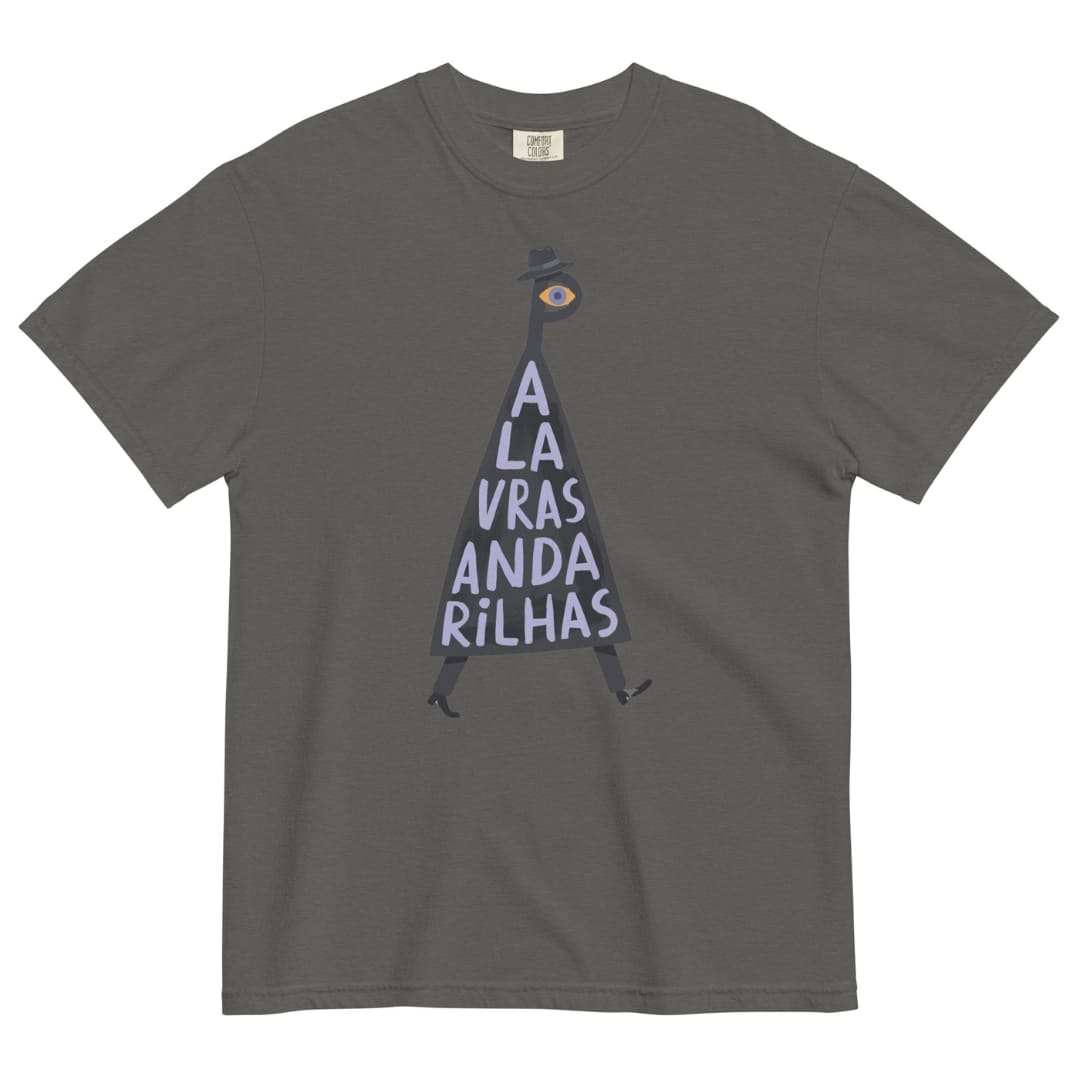 A dark gray crewneck t-shirt featuring a graphic of a walking silhouette figure made of stacked Portuguese text reading 'A LA VRAS ANDA RILHAS' in light purple, with a small orange eye at the top.