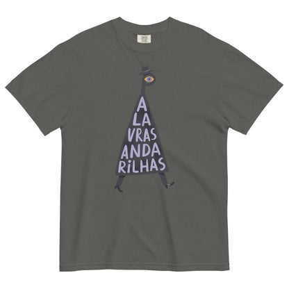 A dark gray crewneck t-shirt featuring a graphic of a walking silhouette figure made of stacked Portuguese text reading 'A LA VRAS ANDA RILHAS' in light purple, with a small orange eye at the top.