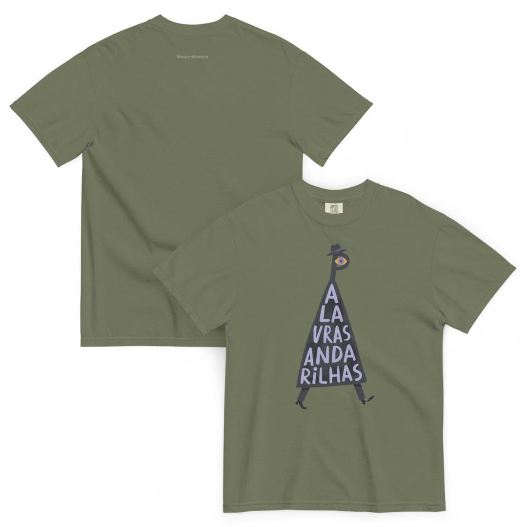 An olive green short-sleeve t-shirt shown from both front and back. The front features a graphic of a dark blue inverted triangle with the text 'A LA VRAS ANDA RILHAS' in white, topped with a small black-and-white bird figure.