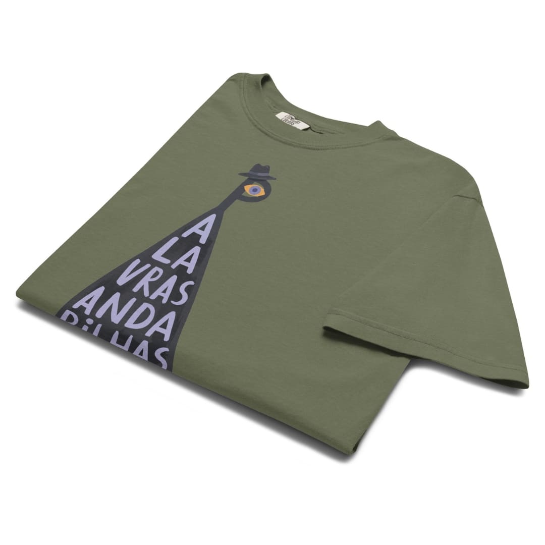 An olive green short-sleeve t-shirt folded to show a graphic print of a streetlamp with the text 'LA ATRAVASANDA DE LIAS' in white, on a white background.