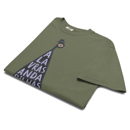 An olive green short-sleeve t-shirt folded to show a graphic print of a streetlamp with the text 'LA ATRAVASANDA DE LIAS' in white, on a white background.