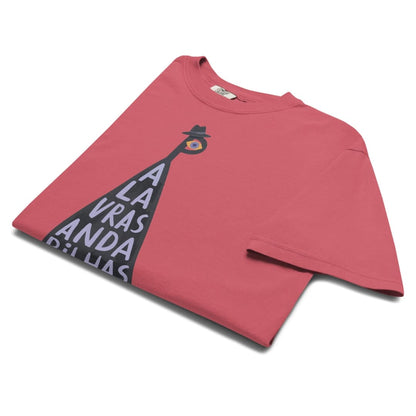 A folded coral pink t-shirt with a graphic print of a streetlamp and the text 'LA ATRAVASANDA DE LIAS' on a white background.
