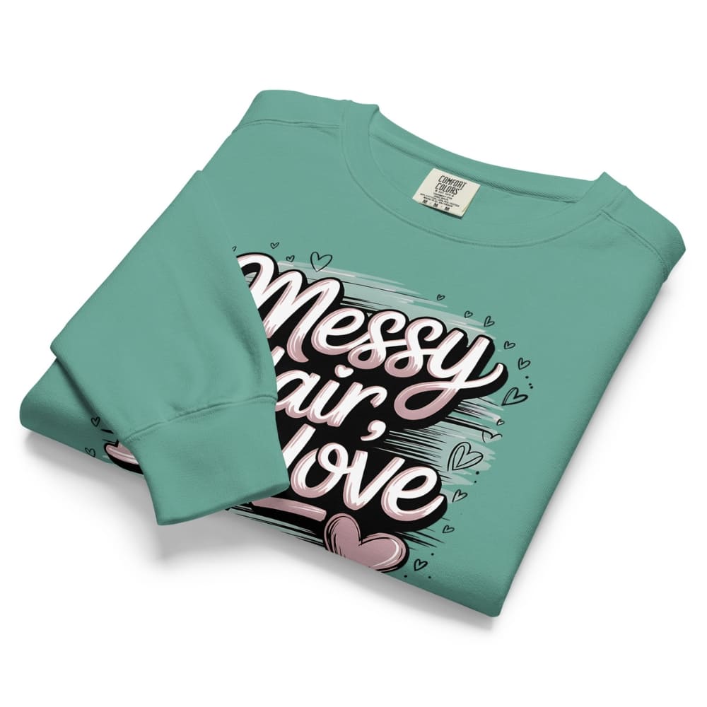 Pastel brushstroke design with “Messy Hair, Big Love” printed text on a vintage garment-dyed sweatshirt – cozy fleece for moms and creators