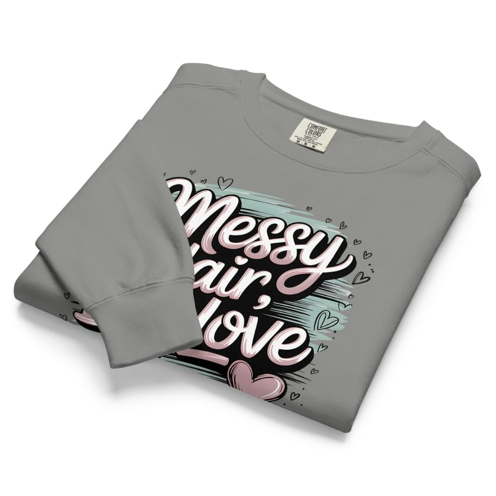 Pastel brushstroke design with “Messy Hair, Big Love” printed text on a vintage garment-dyed sweatshirt – cozy fleece for moms and creators