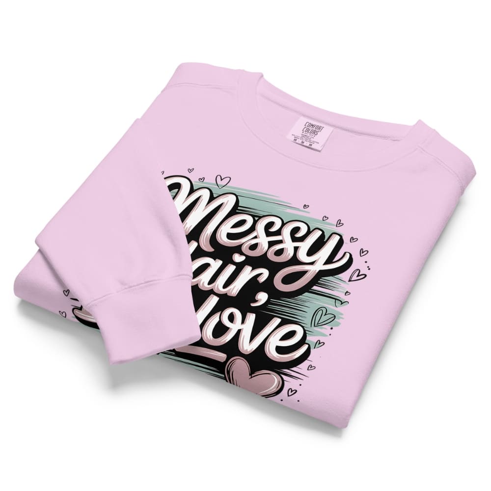 Pastel brushstroke design with “Messy Hair, Big Love” printed text on a vintage garment-dyed sweatshirt – cozy fleece for moms and creators